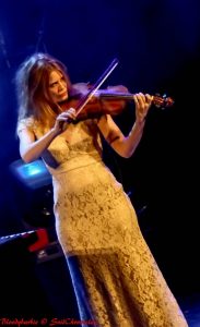 "Je suis violoniste (au regard méchant)"