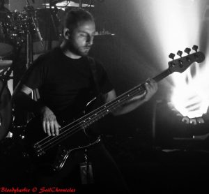 "Je ne fais pas semblant de jouer de la basse!"