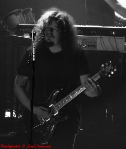 "Mince, c'est quoi que je dois jouer?  Bon j'improvise, ça ne se verra pas..."