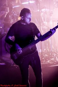 Un bassiste concentré !