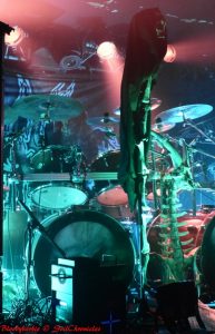 Derrière les fûts se cache un démon