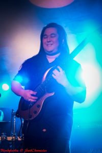 Un solo les yeux fermés ou peut-être ouvert  (l’éternel paradoxe) mais un black metalleux qui sourit c'est très louche !