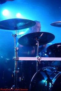 Derrière des cymbales se cache un batteur