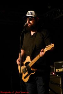 Il a un pénis sur la casquette