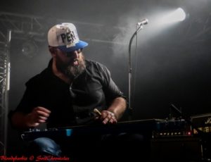 Elle est bizarre sa guitare !