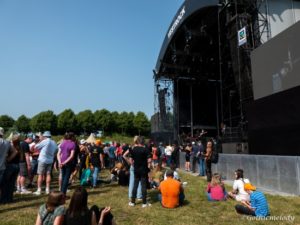 Public devant The Veils